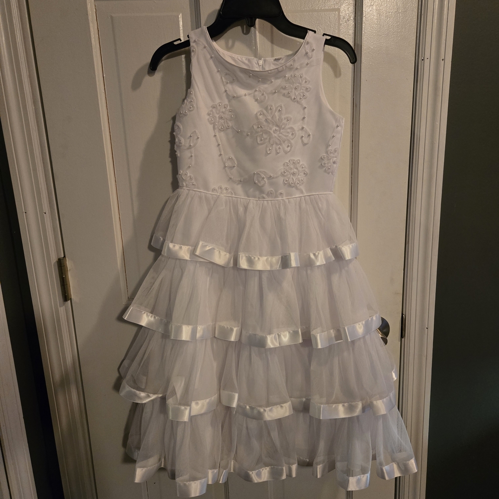 Elegant White Sleeveless Dress with Floral Details